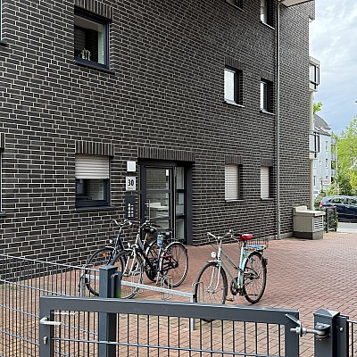 kunde-duesseldorf-fahrradstaender-tor-u.-hauseingang-pflasterflaeche